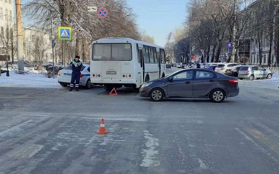 Переходивший дорогу на красный свет пенсионер погиб под колесами маршрутки в Воронеже