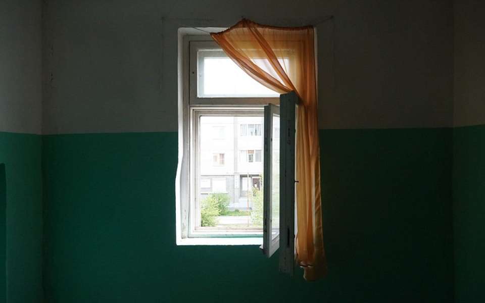 Из окна многоэтажки выпала девушка в Воронеже