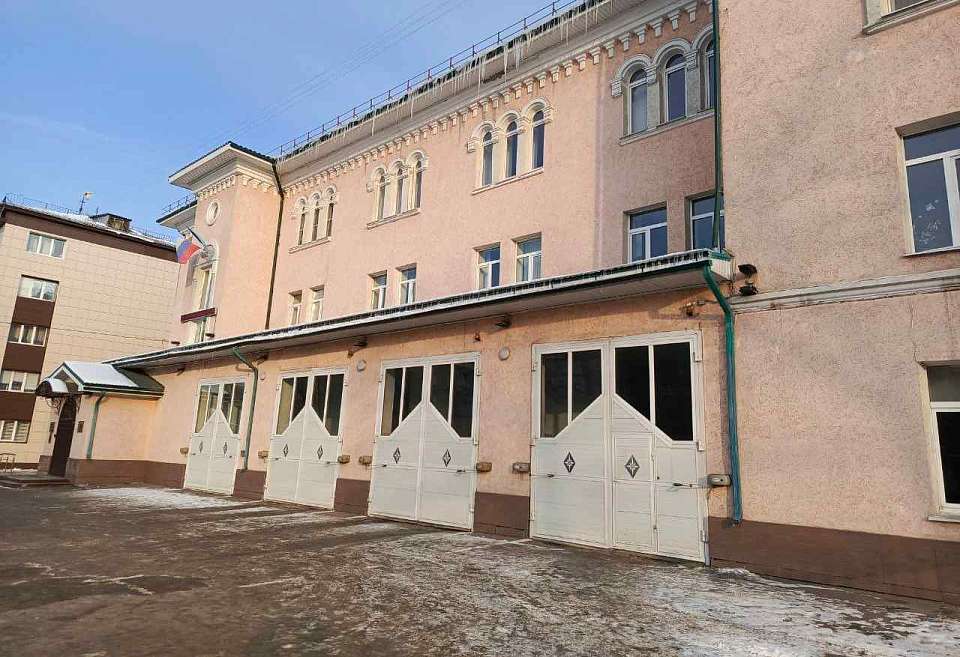 Почти час в Воронеже горели гаражи