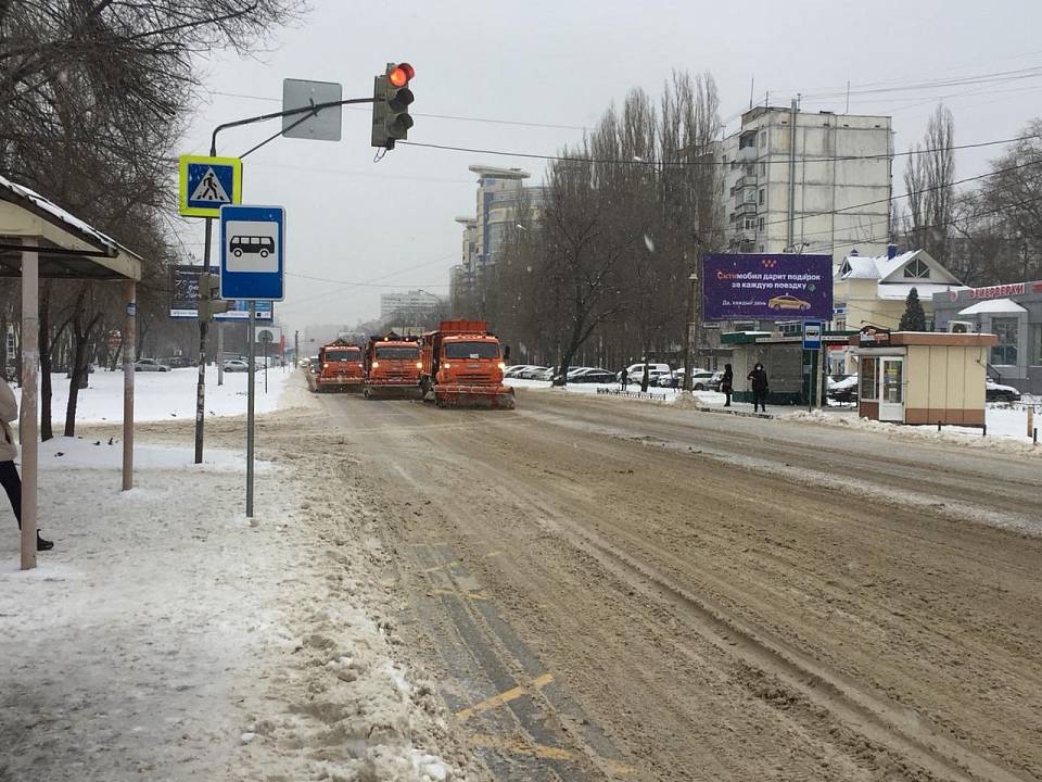 Днем дороги Воронежа от снега очищали 238 спецмашин