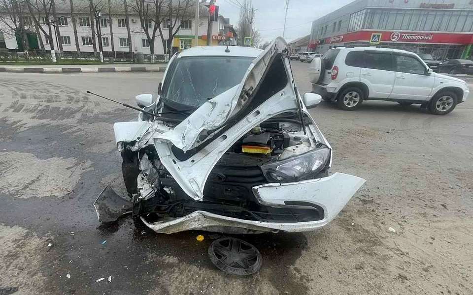 Четыре человека разбились в лобовом ДТП в воронежском Павловске