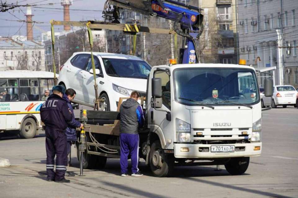 Эвакуацию автомобилей с закрытыми номерами обсудили власти Воронежа