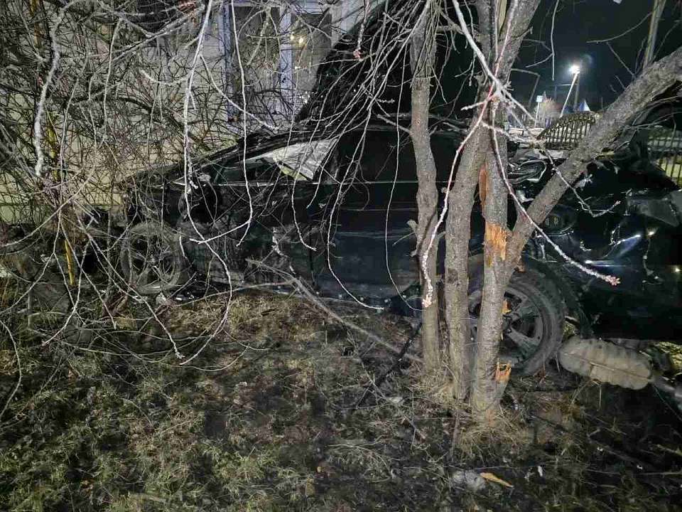 Подросток пострадал во врезавшейся в жилой дом в воронежском райцентре иномарке