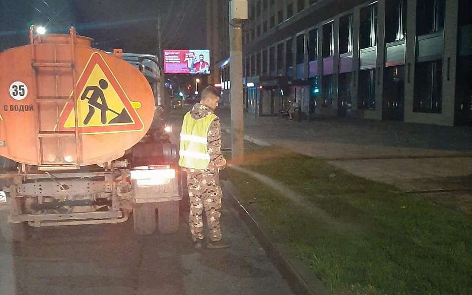 Коммунальщики Ленинского района в круглосуточном режиме ведут уход за газонами