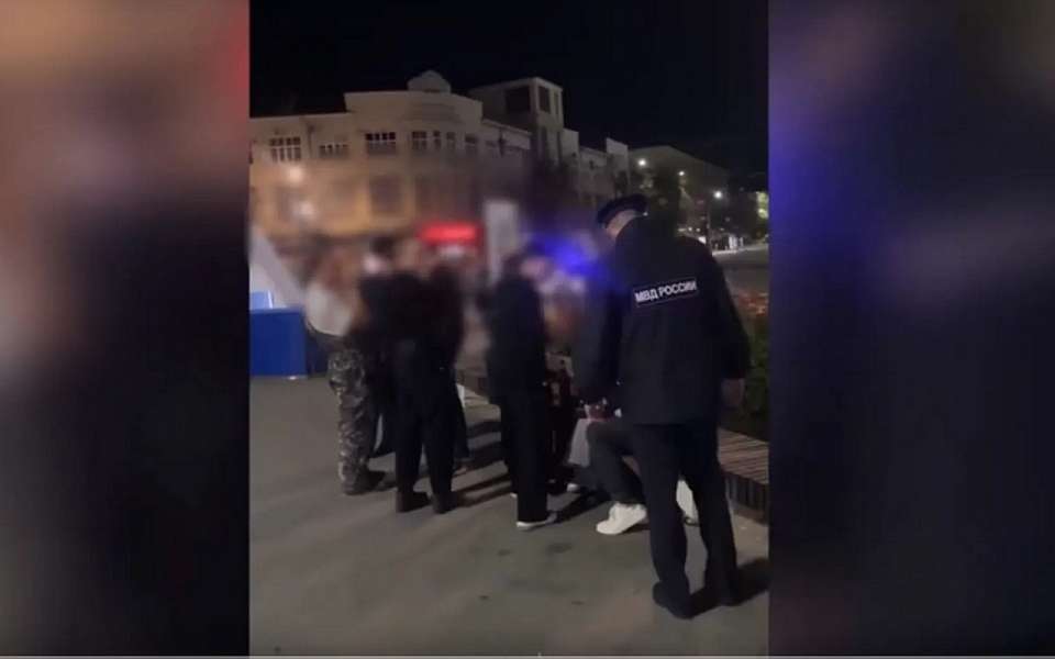Полицейские задержали 15 пьяных подростков после рейдов в центре Воронежа