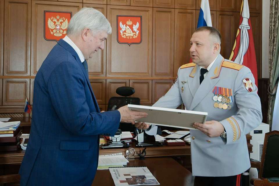 Почетную грамоту Федеральной службы войск Национальной гвардии РФ вручили губернатору Александру Гусеву