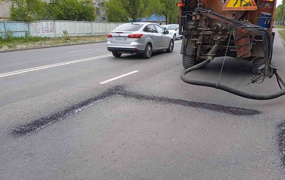 В Железнодорожном районе ежедневно ремонтируют дорожные ямы