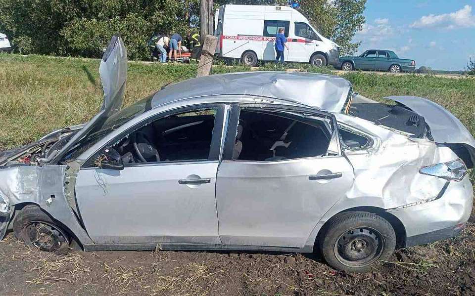 По дороге в больницу умер пассажир врезавшегося в опору ЛЭП автомобиля под Воронежем 