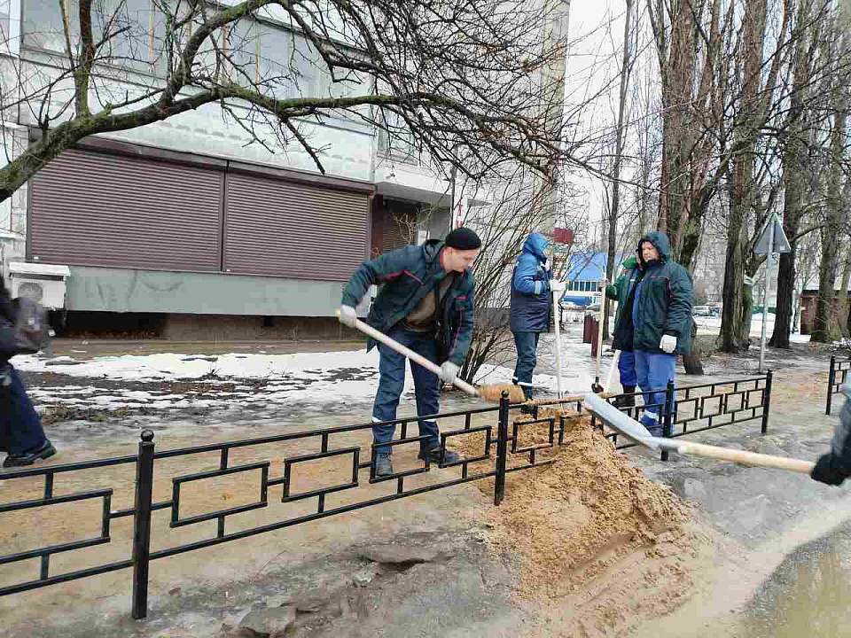 В Коминтерновском районе в ходе субботника очистили ото льда пешеходные зоны 