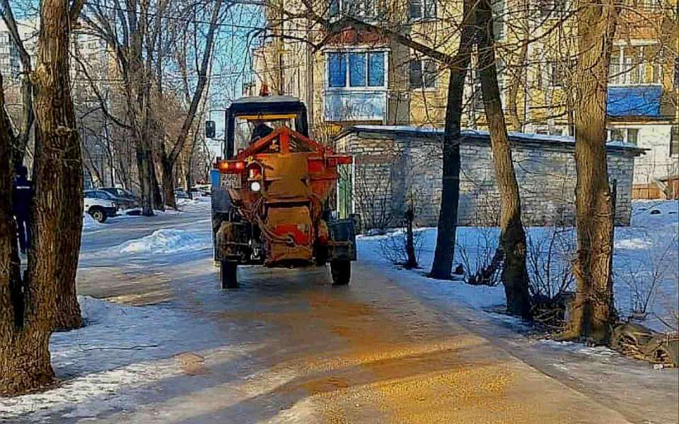 За день 600 тонн пескосмеси израсходовали коммунальщики на борьбу с гололедом в Воронеже