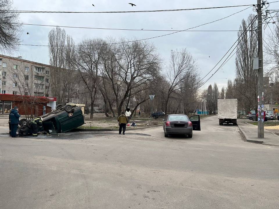 В опрокинувшемся автомобиле ИЖ-27175 пострадала жительница Воронежа