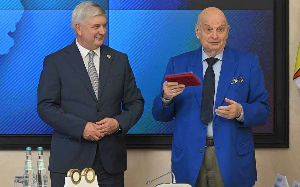 В торжественной обстановке губернатор Александр Гусев вручил награды жителям Воронежской области
