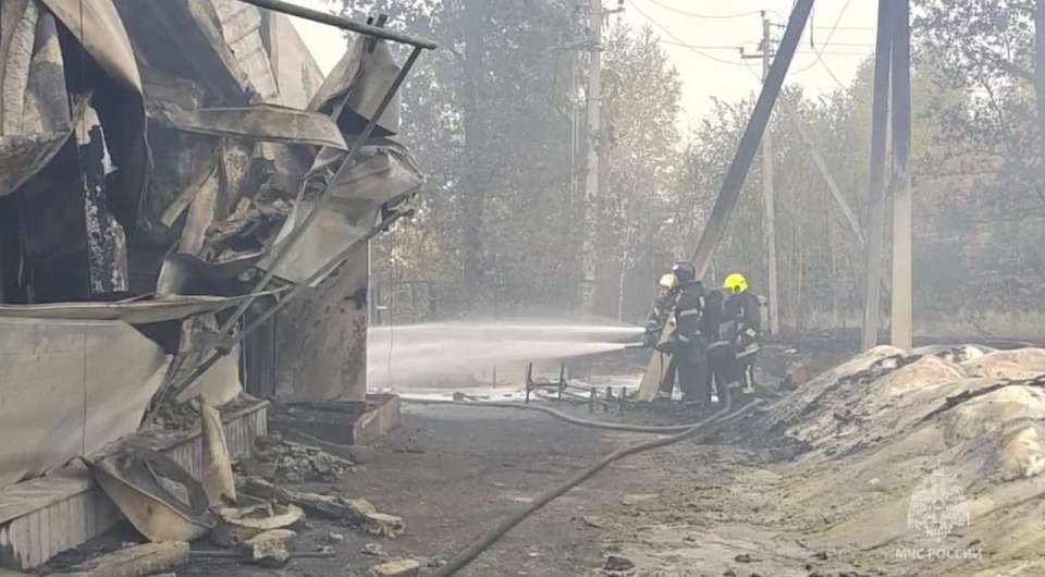 Под Воронежем пожарные не допустили распространение огня от горящего склада к газовой станции