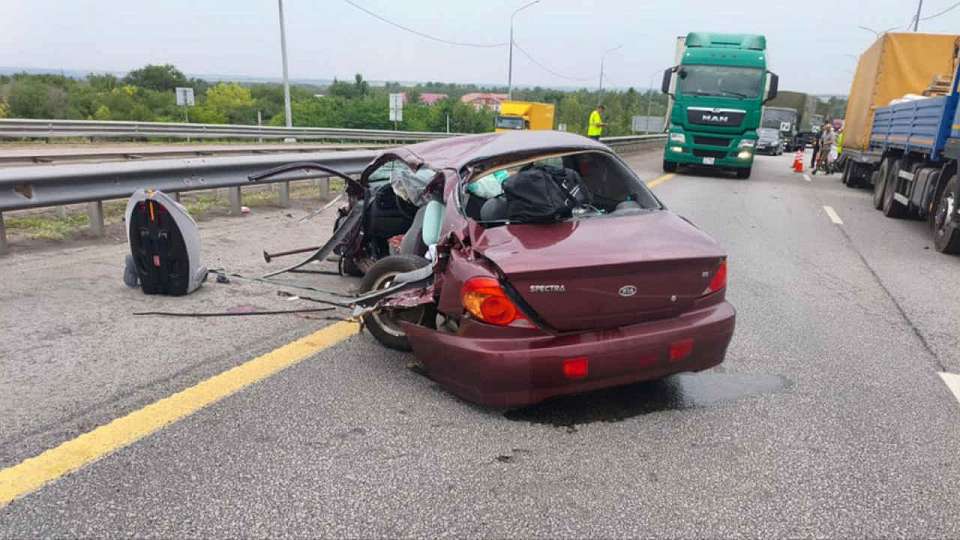 Женщина погибла в столкновении легковушки и грузовика на воронежском участке трассы М-4 «Дон»