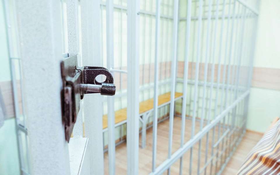 Хранившего наркотики в служебном кабинете экс-полицейского приговорили к реальному сроку в Воронежской области