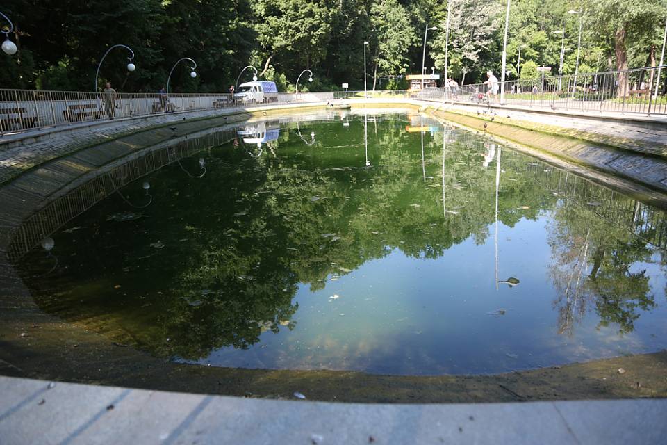 В Центральном парке Воронежа приступили к оздоровлению водоема