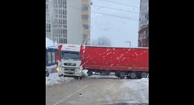 В центре Воронежа фура заблокировала дорогу