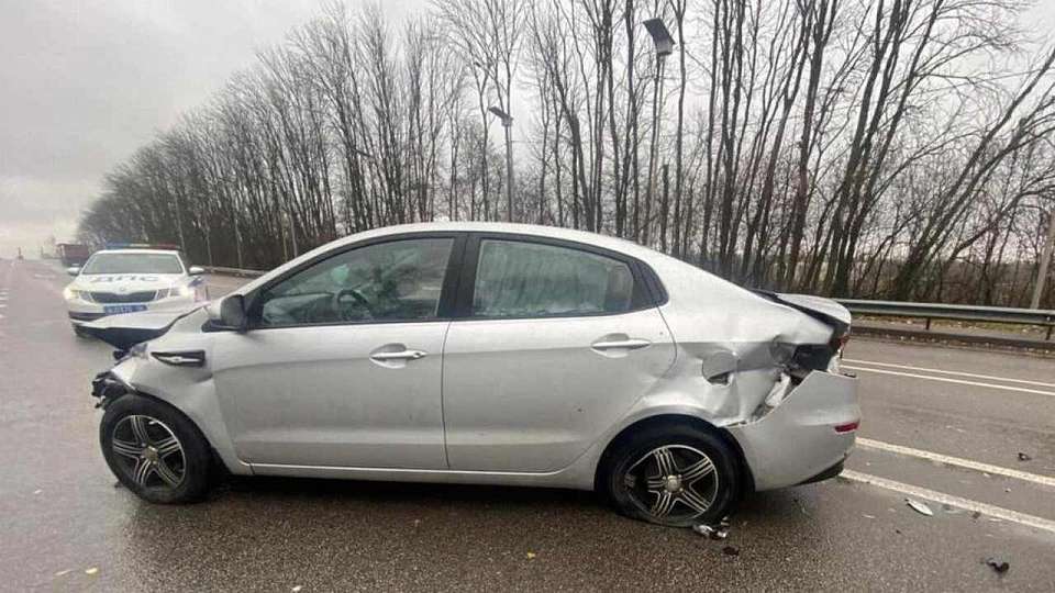 После въезда в отбойник под Воронежем пострадала 27-летняя пассажирка легковушки