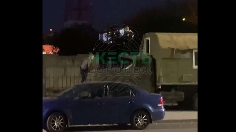 Двое ребят разгромили грузовик в центре Воронежа