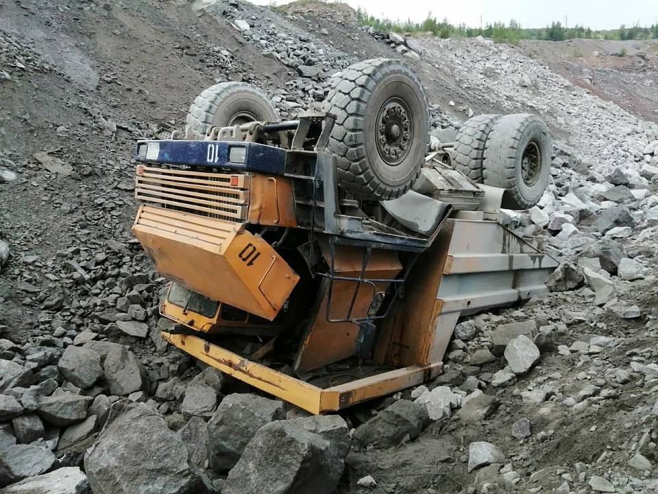 В карьер в Воронежской области ночью опрокинулся тяжёлый самосвал