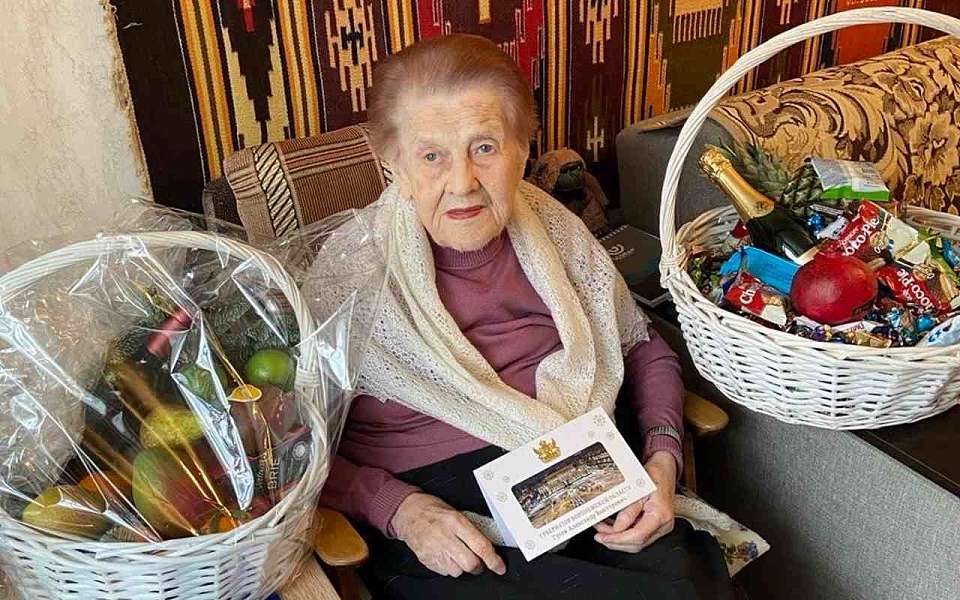 В канун Нового года в Центральном районе поздравляют ветеранов Великой Отечественной войны