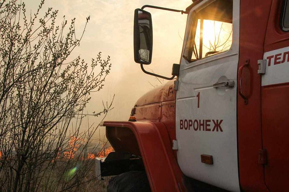 Крупный пожар в Ямном помогают тушить воронежцы