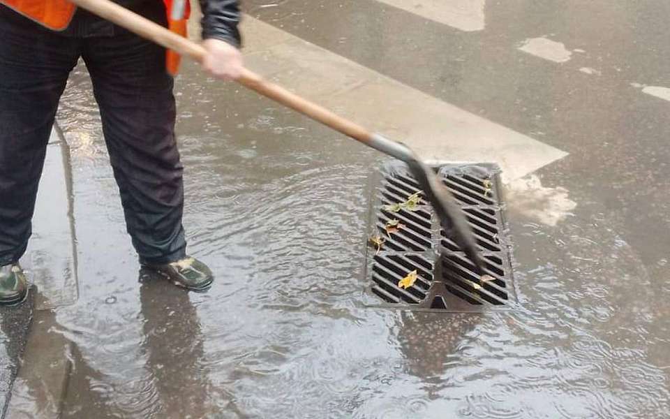 В дождь активизировали очистку ливневок в Воронеже