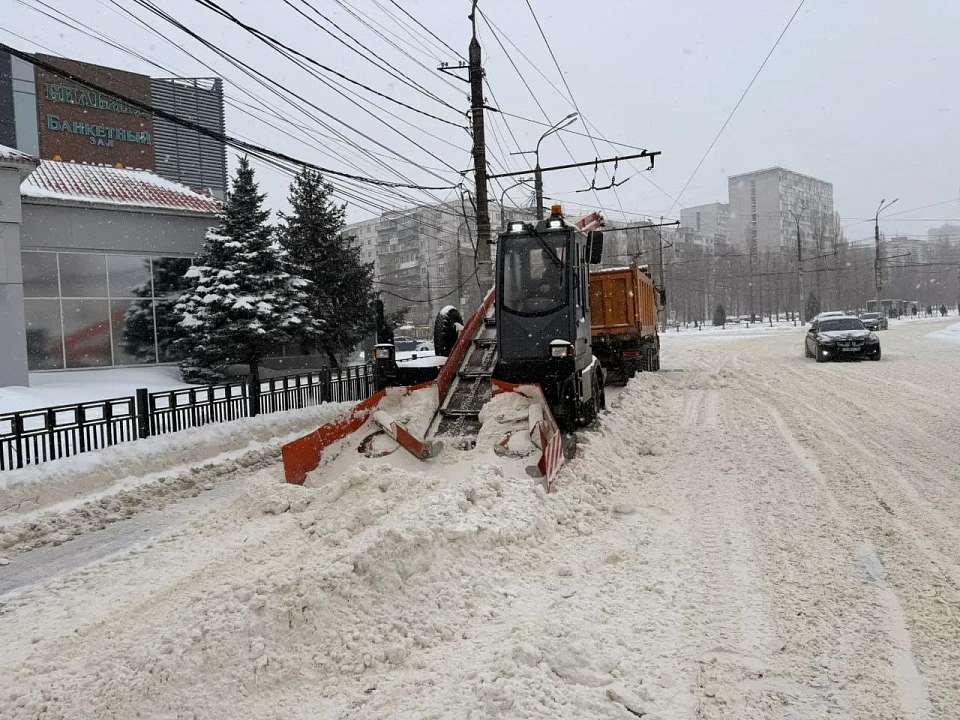 Работа по очистке города от снега идет в условиях сильных морозов в круглосуточном режиме