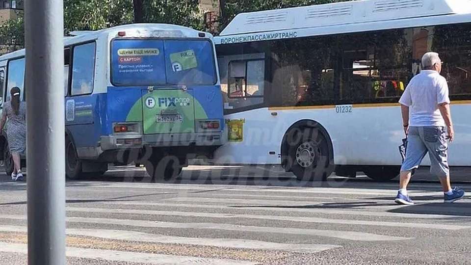 ДТП с двумя автобусами произошло на улице 9 Января в Воронеже