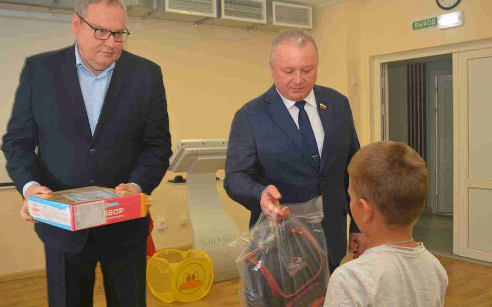 Воронежские депутаты помогли семьям первоклассников, чьи отцы находятся в зоне СВО