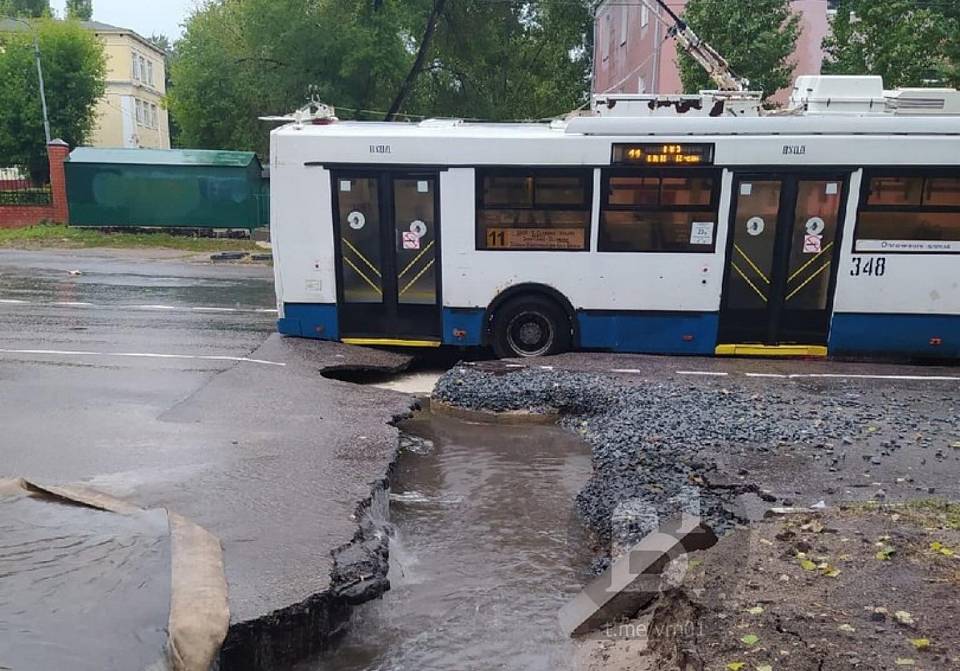 Троллейбус застрял в размытом асфальте на улице Циолковского в Воронеже