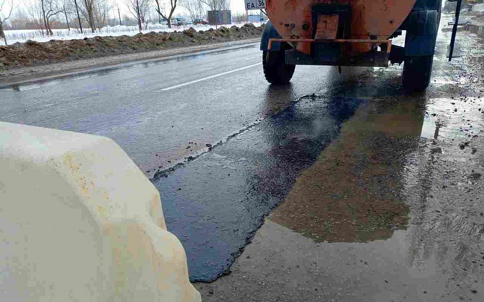 В Ленинском районе продолжается фрагментарный ремонт дорог литым асфальтом