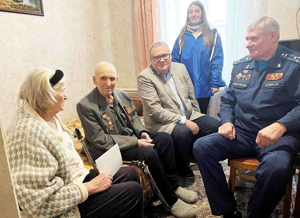 Ветераны Великой Отечественной войны Железнодорожного района принимают поздравления с Днём защитника Отечества