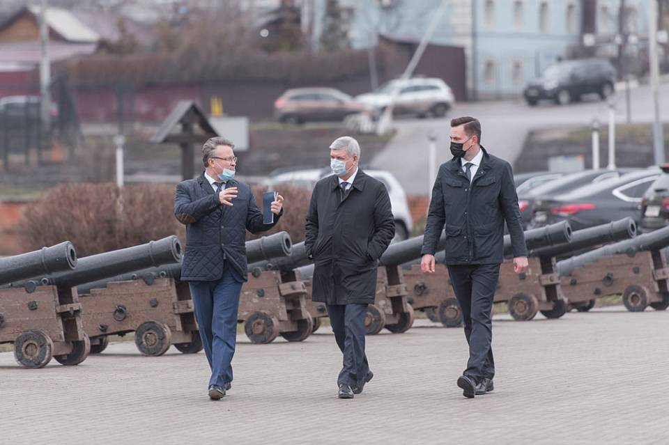 Губернатор и мэр обсудили развитие Петровской набережной в Воронеже