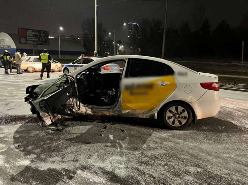 После ДТП попали в больницу 37-летняя таксистка и 23-летний водитель «Лады» в Воронеже