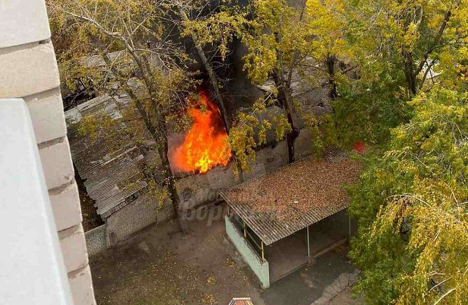 Пожар разгорелся возле детского сада в Воронеже
