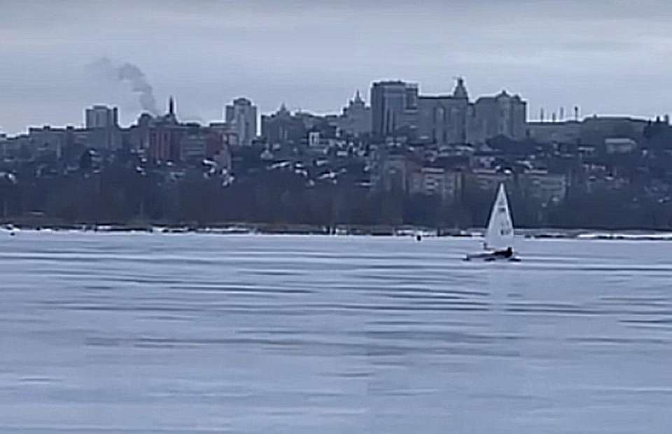 По парусом пронеслись воронежцы по льду водохранилища 