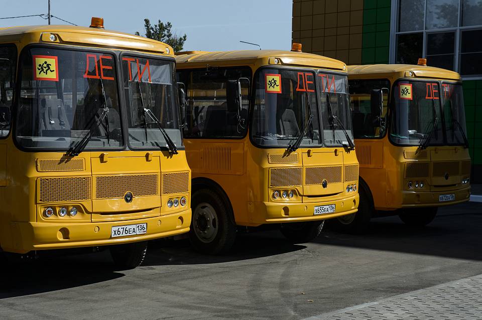 Новой школе в пригороде Воронежа власти подарили три автобуса