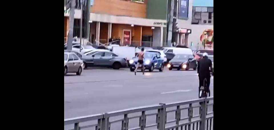 В Воронеже возле торгового центра голый мужчина кидался под машины