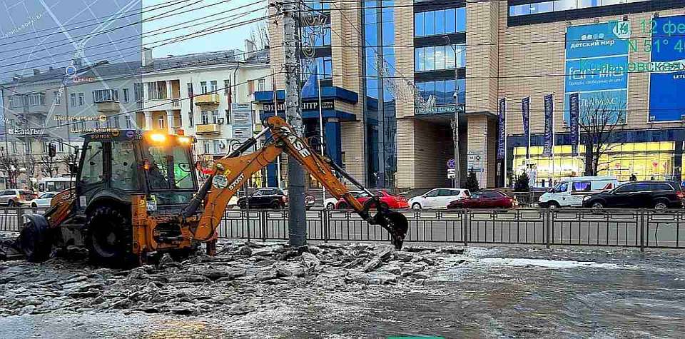 Уборка улиц от снега и наледи продолжается в Воронеже
