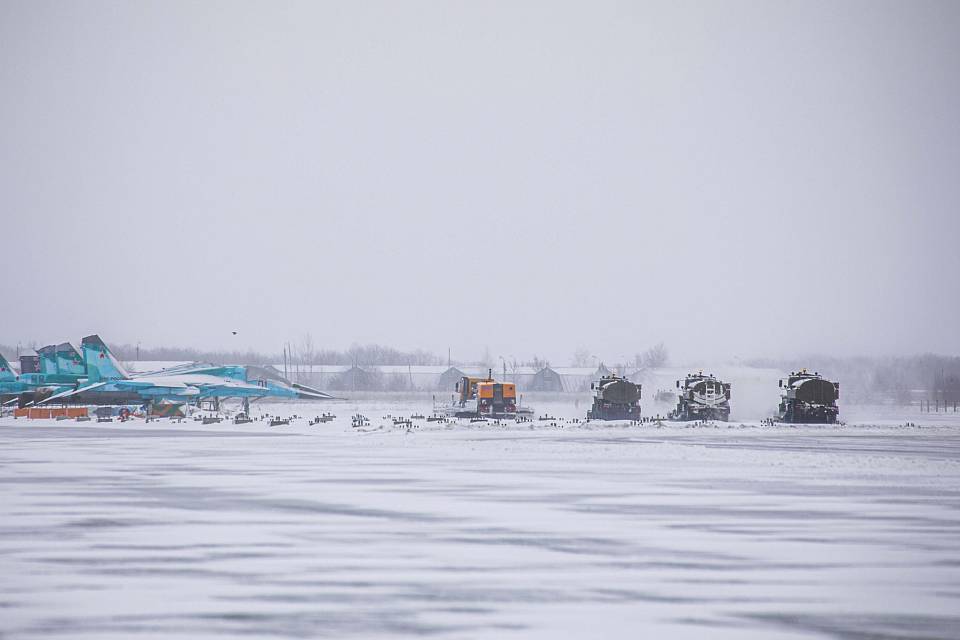В Воронежской области с высоты птичьего полета показали очистку военного аэродрома от снега 