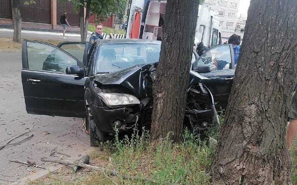 В Воронеже пьяная автомобилистка на «Форде» врезалась в дерево
