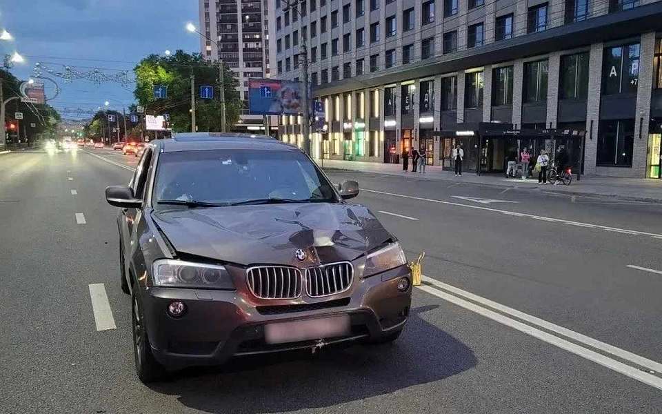 Под колесами BMW погибла переходившая дорогу в неположенном месте женщина в Воронеже