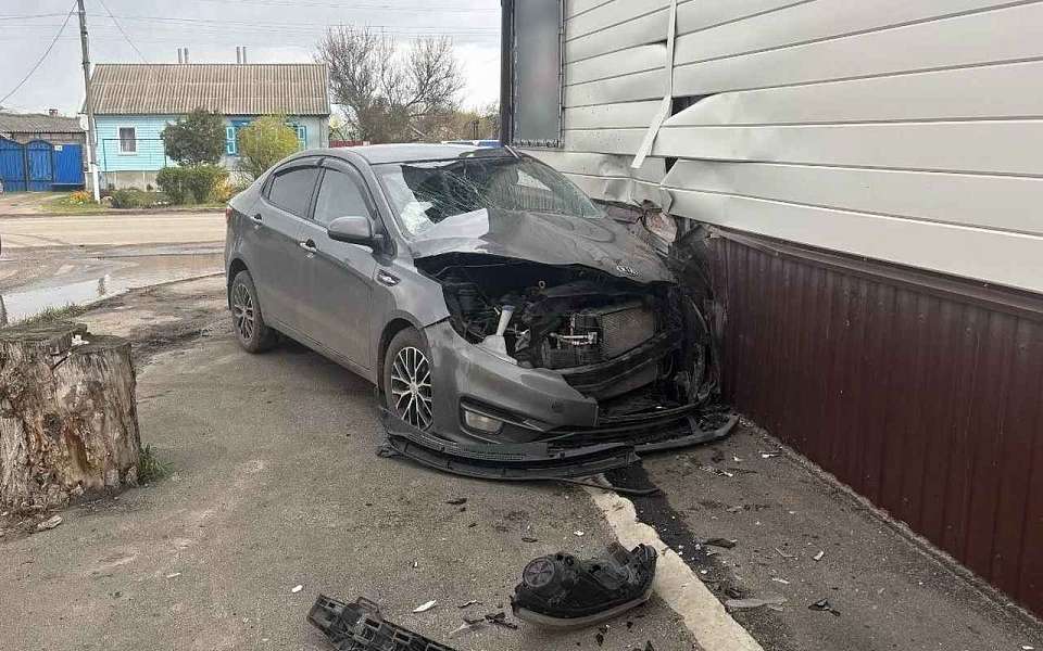 Пьяная автомобилистка на Kia Rio вместе с пассажиром врезалась в дом в Воронежской области