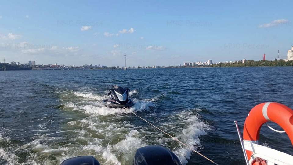 За езду по Воронежскому водохранилищу оштрафовали хозяина и водителя гидроцикла