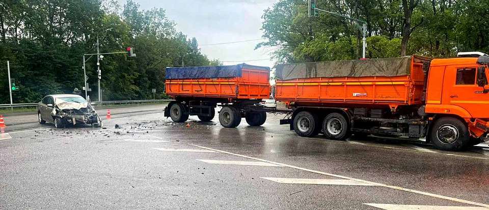 Ещё один КамАЗ попал в аварию под Воронежем и спровоцировал огромную пробку