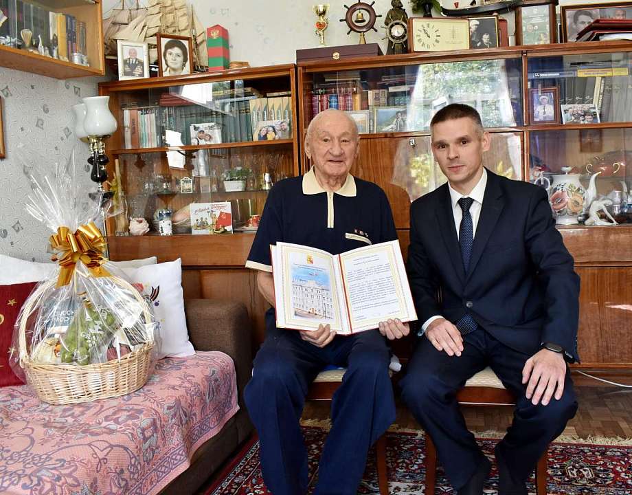 Вековой юбилей легенды: в Ленинском районе поздравили ветерана Великой Отечественной войны Александра Павловича Мозгового