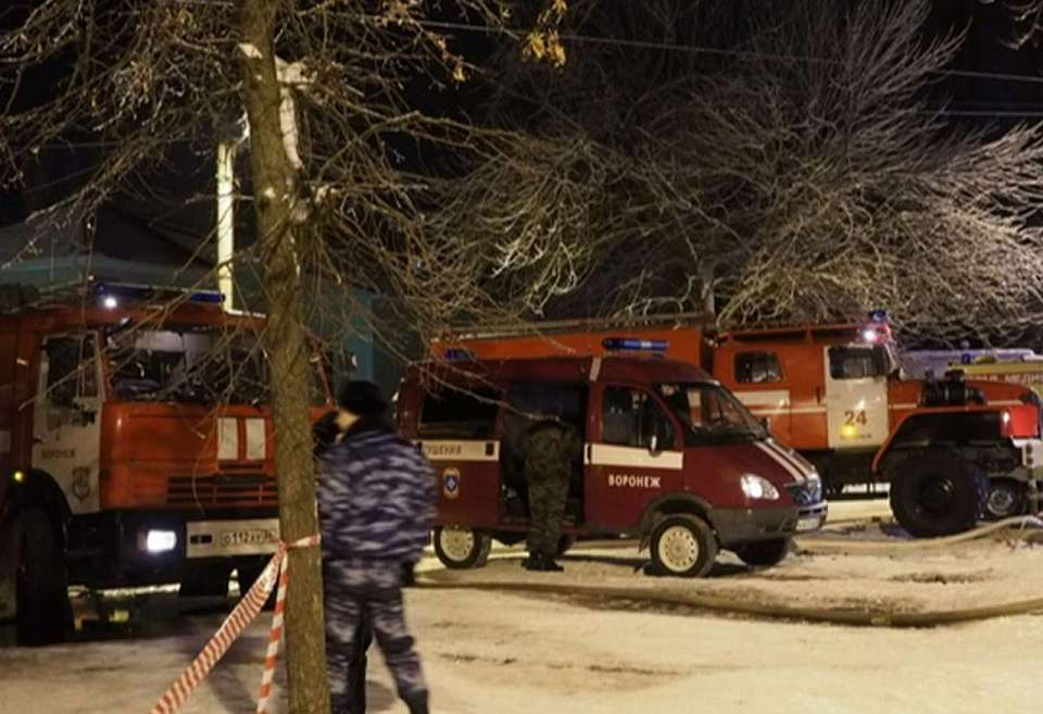 Мужчина пострадал на пожаре в административном здании в Воронеже