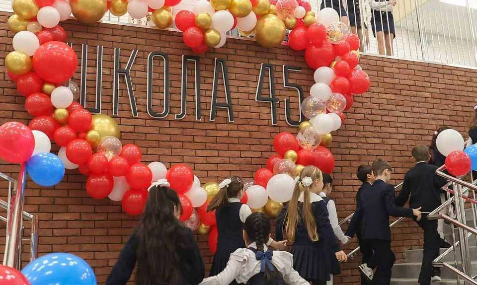 С началом II четверти всех школьников и особенно учеников 45-й школы поздравил мэр Воронежа