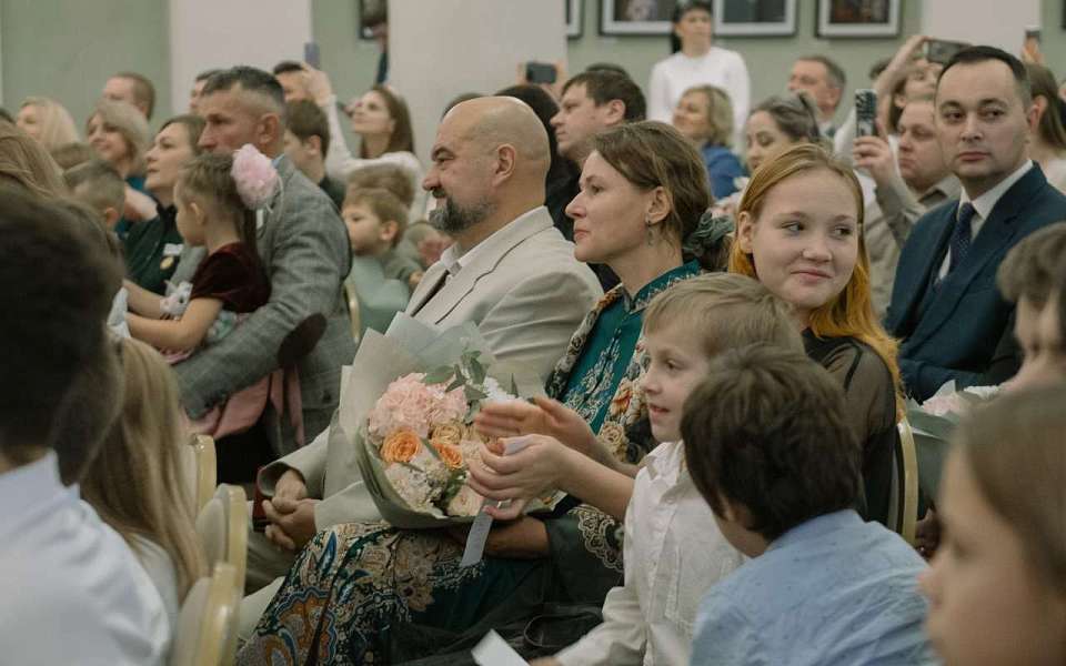 В канун Дня матери по поручению Владимира Путина многодетным семьям в Воронеже вручили награды